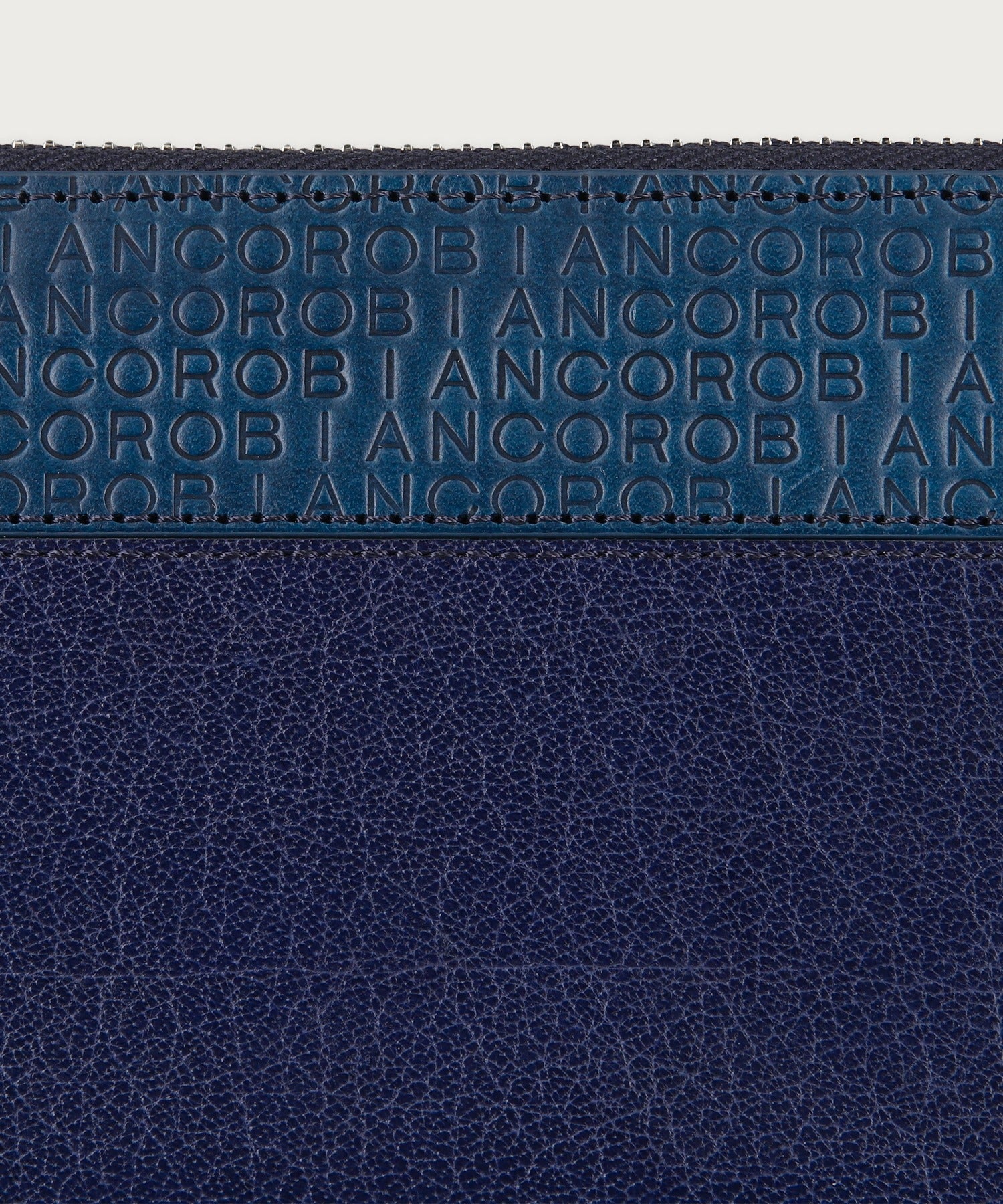 クラシックエンボス ラウンドファスナー ロングウォレット