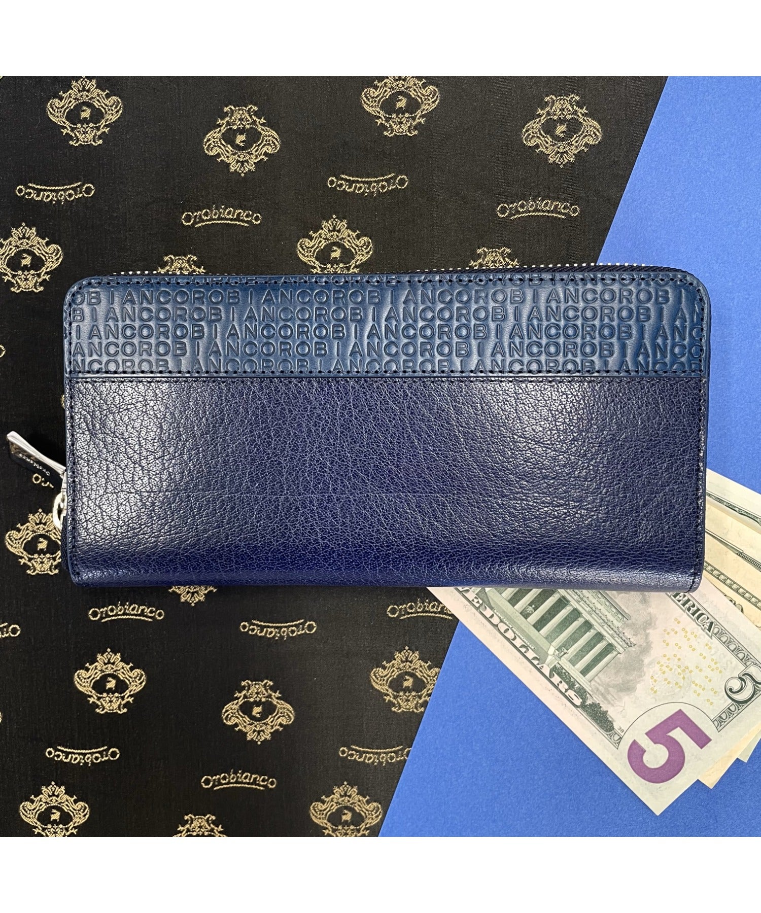 クラシックエンボス ラウンドファスナー ロングウォレット